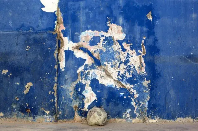 Dans la série d'Edson Chagas dénommé "Trouvé et non pris", des choses sont déplacés dans une différente place, suggérant que ce qui apparaît comme la réalité est en fait une construction.