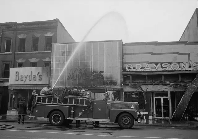 Bomberos apagando un incendio