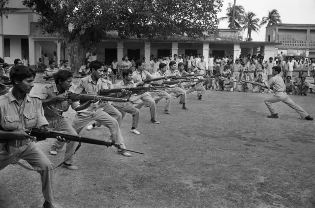 পূর্ব পাকিস্তান রাইফেলস-এর সৈন্যরা প্রশিক্ষণ নিচ্ছেন। এপ্রিল ১৯৭১।