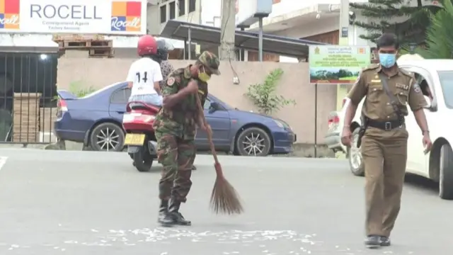මහනුවර දිස්ත්‍රික්කයේ ඡන්ද මධ්‍යස්ථානයක් අසළ පාරේ දමා තිබූ මැතිවරණ ප්‍රචාරක කාඩ්පත් ඉවත් කරන ආරක්ෂක අංශ සාමාජිකයෙක්