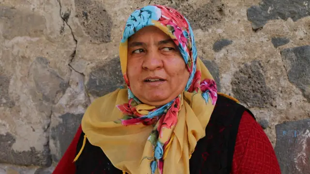 Saime adlı mahalle sakini, evinden çıkmayacağını belirtiyor.