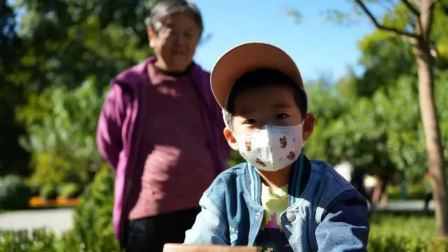 বেইজিংয়ের রিতান পার্কে অনেকে পরিবার নিয়েও হাটতে আসেন