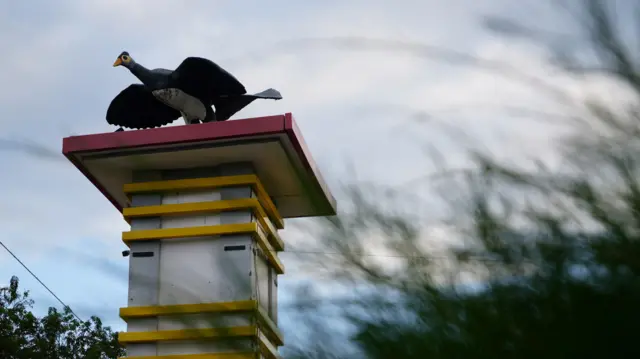 Patung burung maleo yang berdiri tegak, dibangun sebagai simbol keunikan Sulawesi.