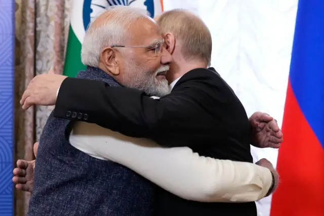 Tổng thống Nga Vladimir Putin (phải) đón Thủ tướng Ấn Độ Narendra Modi tại Kazan hôm 22/10