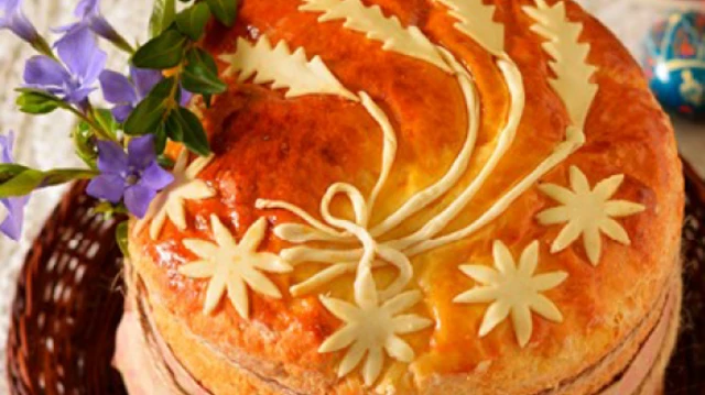 Спечена традиційна паска, прикрашена тістом