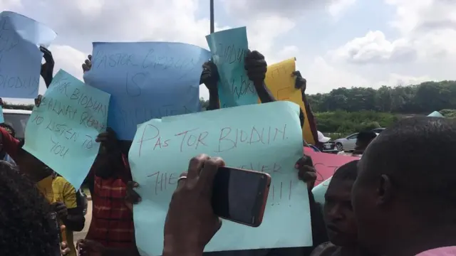 Protesters dey support Pastor Biodun Fatoyinbo for Abuja