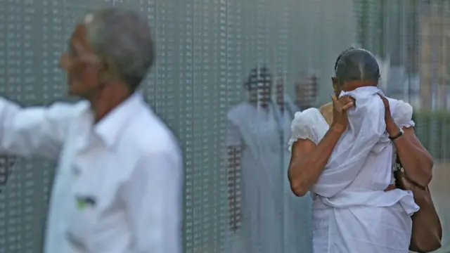 යුධ ස්මාරකය අභියස