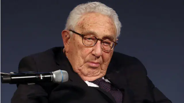 Uwahoze ari Minisitiri w'ububanyi n'amahanga w'Amerika n'umujyanama ku mutekano w'igihugu, Henry Kissinger, aha yari yitabiriye umuhango w'igihembo Henry A. Kissinger Prize, ku itariki ya 21 Mutarama (1) mu 2020 i Berlin, mu Budage