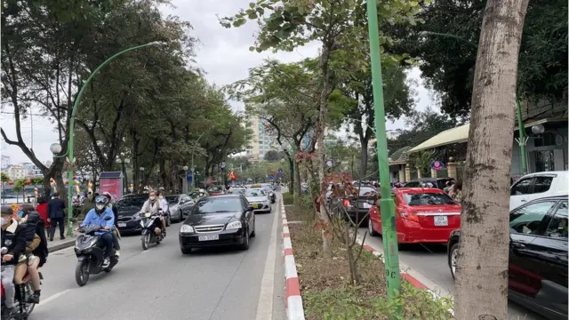 Là một trong số ít cơ sở tôn giáo mở cửa dịp Tết, nhiều người đổ xô đi lễ chùa Trấn Quốc đây khiến giao thông quanh khu vực này bị ùn ứ từ trưa mùng Một Tết.