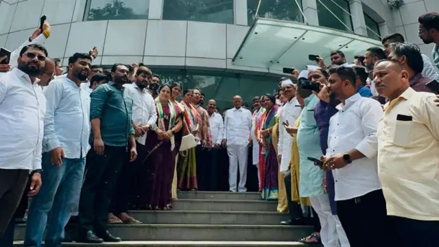 विधानसभेच्या तोंडावर पिंपरी चिंचवडमधून 4 पदाधिकारी आणि 24 जणांनी शरद पवार यांच्या उपस्थितीत प्रवेश केला.