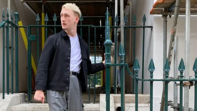 استفان از حساب کاربری خود در تیک‌تاک @lifeofapalsy برای مطرح کردن موضوع دگرباشان جنسی و معلولیت استفاده می‌کند.