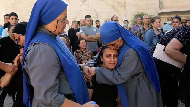 Freiras consolam palestinos