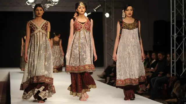 साल 2011 में इस्लामाबाद में आयोजित फ़ैशन वीक में कैप पर कैटवाक करतीं मॉडल.