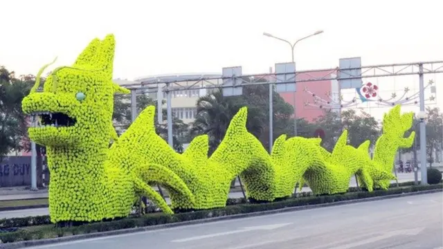 Mô hình rồng trước khi được dỡ hoa vàng và sửa lại