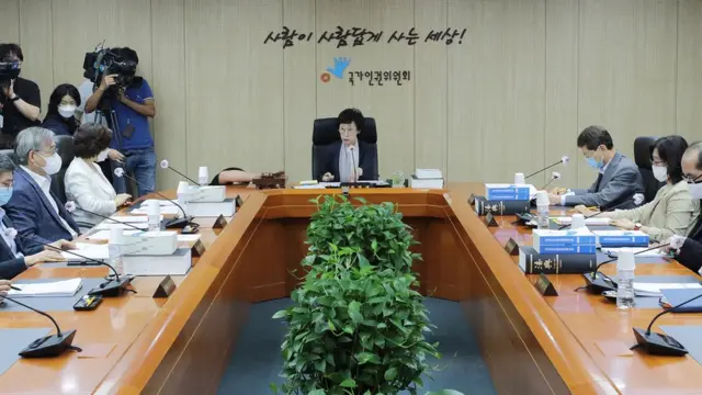 국가인권위원회는 30일 상임위원회를 열어 직권조사를 만장일치로 의결했다
