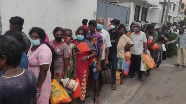 வரிசையில் காத்திருக்கும் மக்கள்