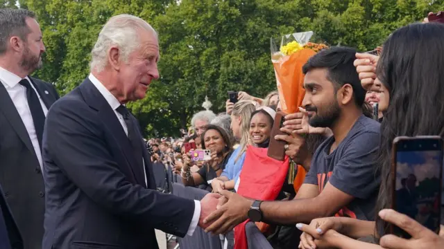 বাকিংহাম প্রাসাদের বাইরে জনতার সাথে হাত মেলাচ্ছেন নতুন রাজা চার্লস