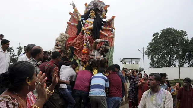 এক বাংলাদেশি দুর্গাপুজোর সময়ে বৈধ ভিসা নিয়েই ভারতে এসেছিলেন