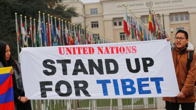 支持西藏的组织，在联合国人权理事会审议中国之前，在日内瓦联合国总部外举起横幅