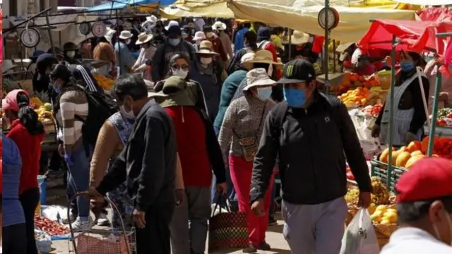 pessoas na feira