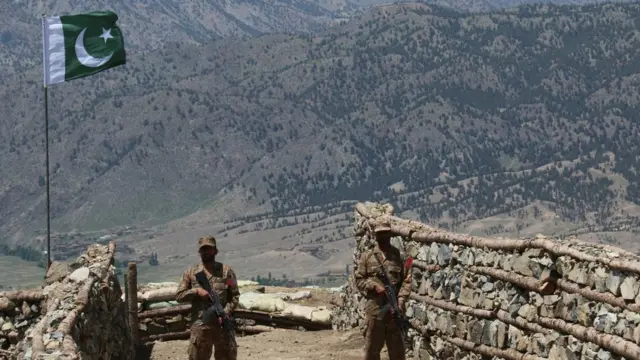 پاک افغان کشیدگی: ’پاکستانی فوج جہاں ہے وہیں رہے گی‘ - BBC News اردو