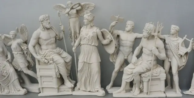 Atina'daki Acropolis Müzesi'nde Zeus ve Athena'nın heykeli.