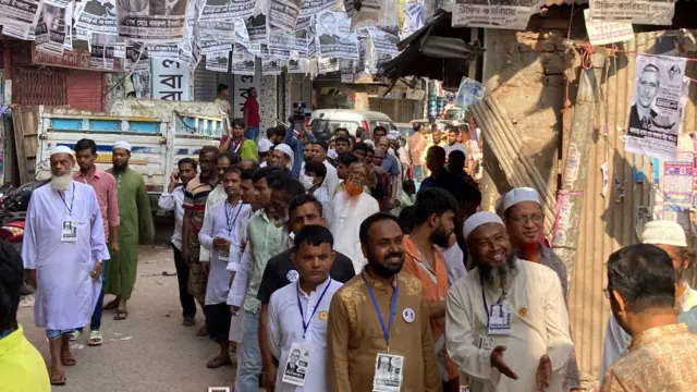 ভোটাররা লাইনে