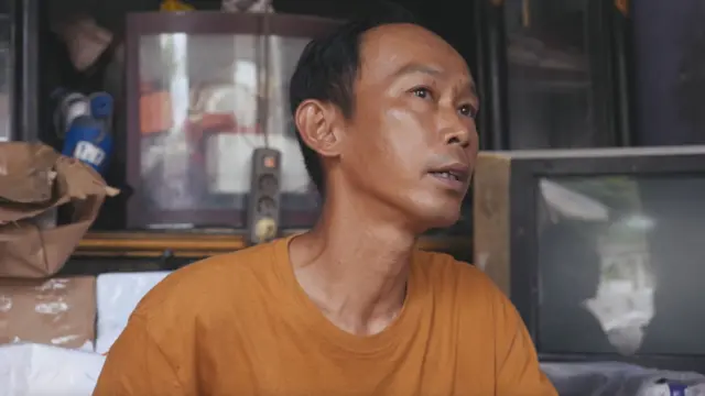 Juli Basaroni, 42 tahun, pedagang mie ayam keliling yang menjadi caleg DPRD Karawang.