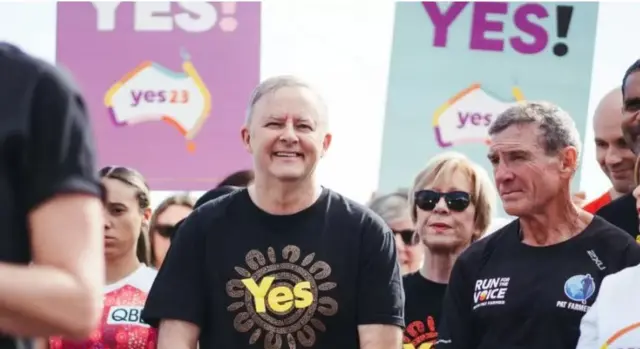 ऑस्ट्रेलिया के प्रधानमंत्री एंथनी एल्बानीज़ (बीच में)