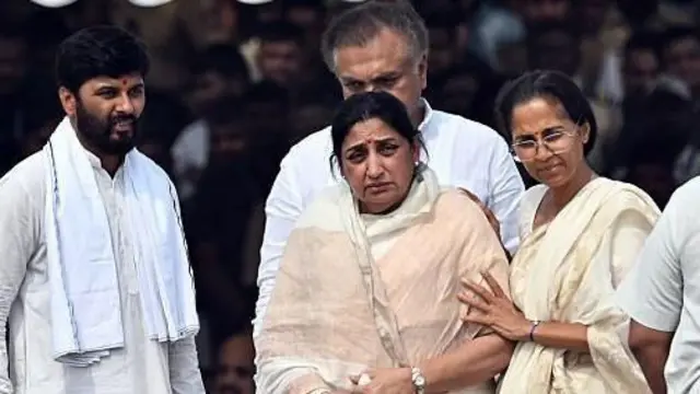 सुनेत्रा पवार और सुप्रिया सुले