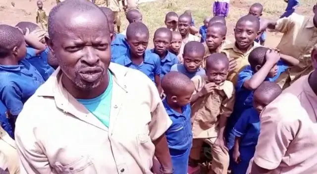 Abanyeshuri bigana bishimira kumwegera ngo bamukureho ubumenyi bundi nk'umuntu mukuru