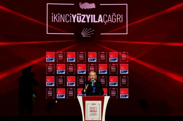Kılıçdaroğlu projelerini, ‘Türkiye’nin ikinci yüzyılını inşa etme’ başlığı altında birleştirdiğini, bunları beş kolona ayırdığını söyledi.