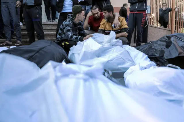 လူနေ တိုက်ခန်း ၂ ခန်းမှာ နေထိုင်ကြတဲ့ စုစုပေါင်း လူဦးရေ ၂၆ ယောက် သေဆုံးသွား