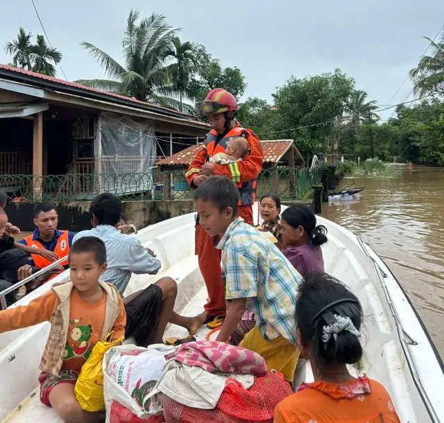 မီးသတ်တပ်ဖွဲ့ဝင် နဲ့ ကလေး အမျိုးသမီးတွေ