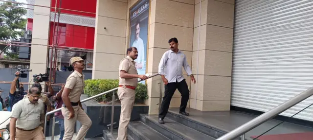 நகைக்கடையில் நகை கொள்ளை