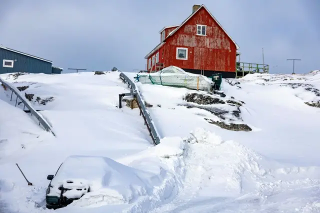 ਰਾਜਧਾਨੀ ਨੂਕ ਵਿੱਚ ਬਰਫ਼ ਨਾਲ ਢਕਿਆ ਇੱਕ ਘਰ ਅਤੇ ਉਸਦੇ ਬਾਹਰ ਖੜ੍ਹੀ ਕਾਰ