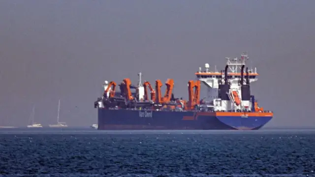 Vessels dey forced to anchor as Iran threaten to close the Strait of Hormuz