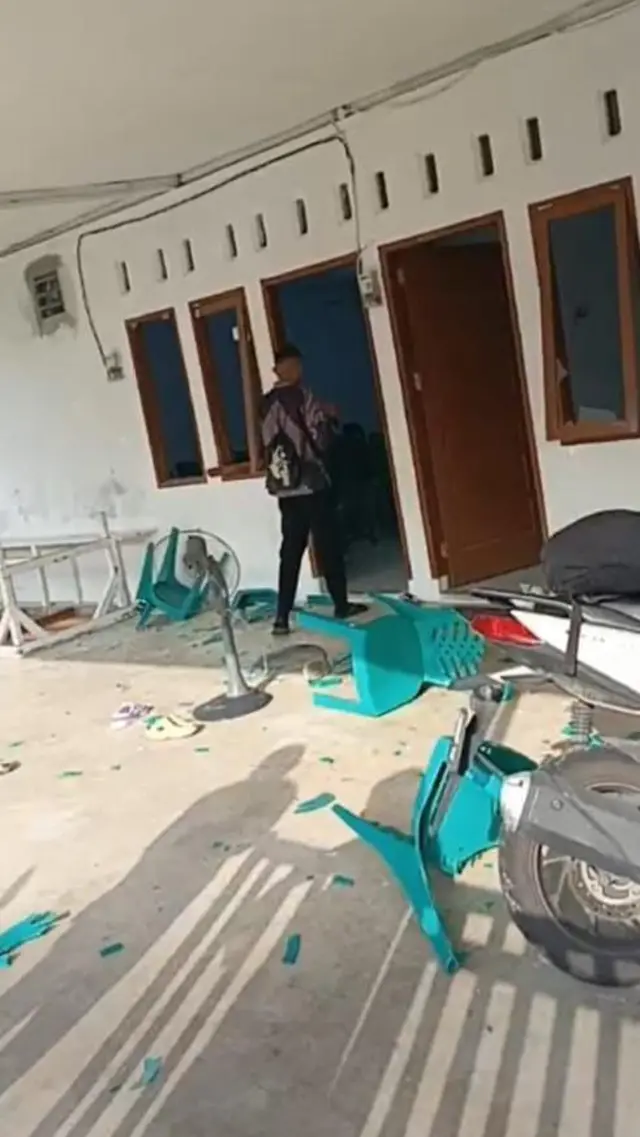 Sejumlah orang melempar batu batu, memukul jendela kaca menggunakan kayu, serta menghancurkan kursi plastik yang ada di rumah doa tersebut, menurut saksi mata.