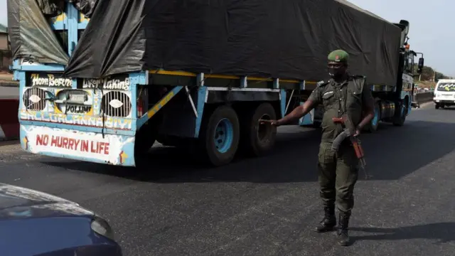 Onye uweojii na-enyocha ụgbọala ndị na-agafe