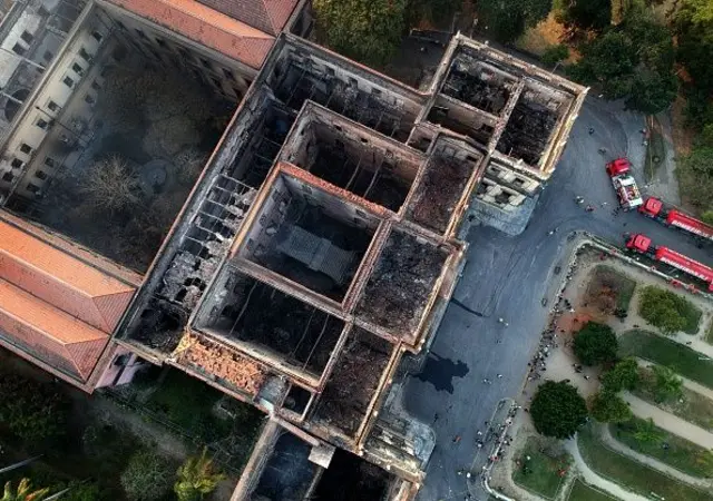 Museu Nacional visto de cima, com telhado e toda estrutura interna destruída