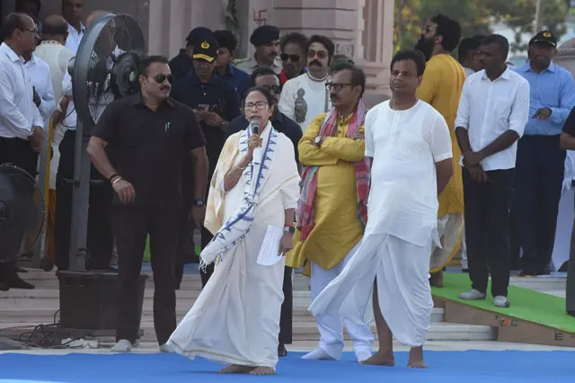 মন্দির উদ্বোধনে মুখ্যমন্ত্রী মমতা ব্যানার্জী, তার বাঁয়ে রাজ্যের মন্ত্রী অরূপ বিশ্বাস ও একেবারে ডানে ইসকন কলকাতার ভাইস প্রেসিডেন্ট রাধারমন দাস