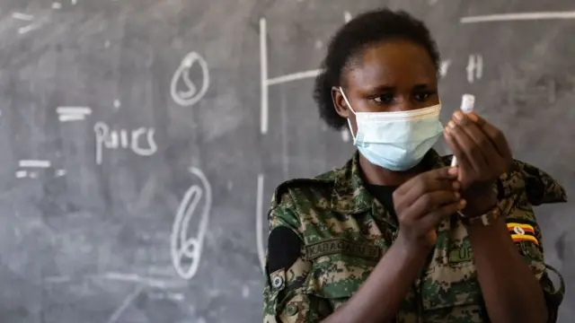 ممرضة اوغندية