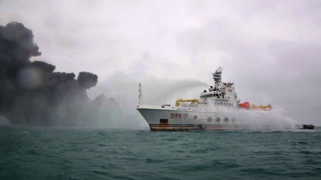 救援船只在向出事油船喷水灭火