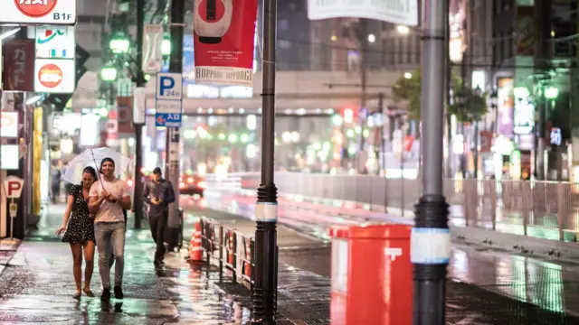 Dad yar oo ku dhiirraday iney waddooyinka Tokyo ay ku socdaan iyada oo ay duufaanta dhaceyso