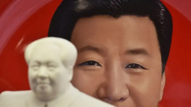 印有習近平頭像的盤子與毛澤東的雕像