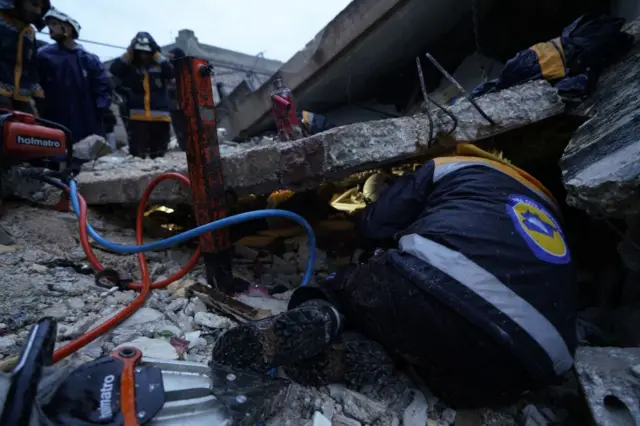 Урандылардын астында көптөгөн адамдар калууда