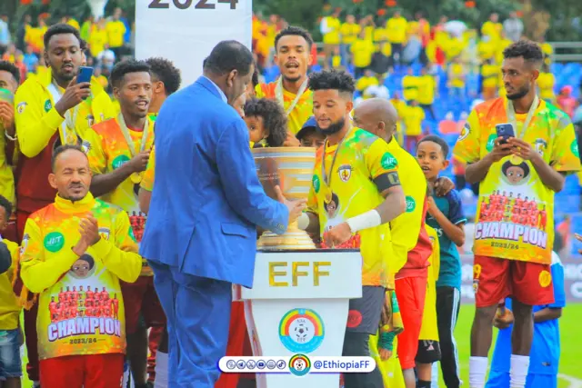 ኢትዮጵያ ቡና ዋንጫ ሲያነሳ