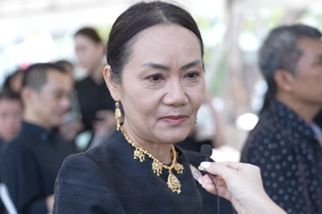 ปริยากร เรืองเจริญ เจ้าของธุรกิจ วัย 56 ปี บอกว่าเธอเคยมีโอกาสรับเสด็จพระบรมราชชนนีพันปีหลวงครั้งหนึ่งเมื่อนานมาแล้ว และเธอ "ชื่นชมพระบารมีท่านมาก" 