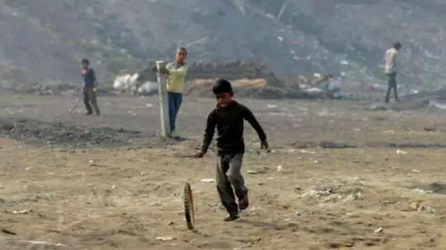 लहान मुलं बाहेर खेळताना काहीही तोंडात घालू शकतात 