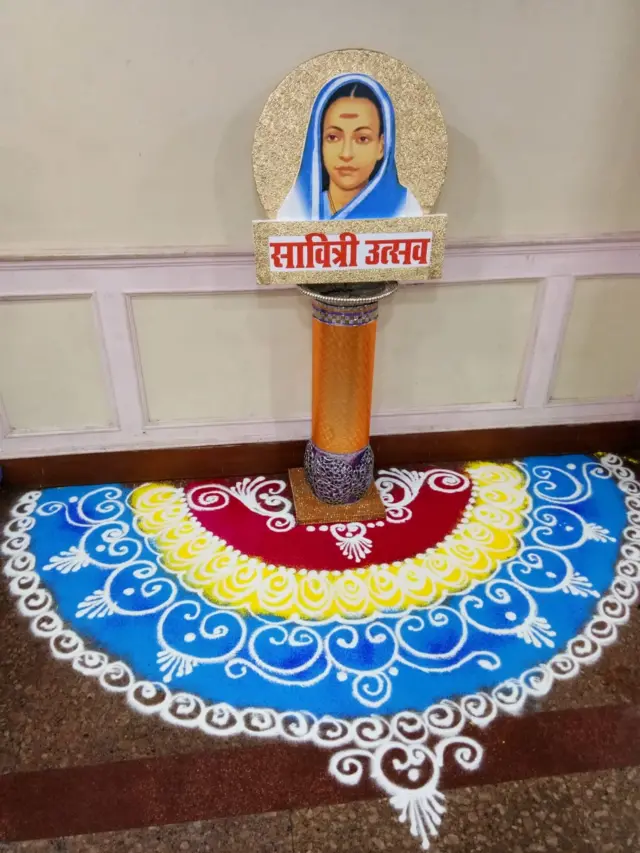 या फोटोत सावित्री उत्सवानिमित्त काढलेली रांगोळी दिसत आहे.